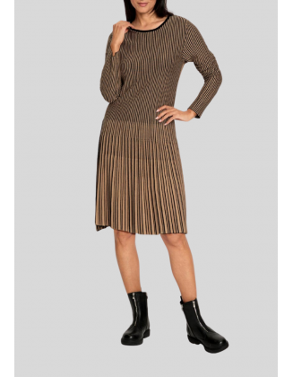 Megzta suknelė su dryžiais