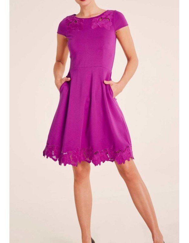 Siuvinėta violetinė suknelė