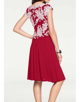 Raudona siuvinėta kokteilinė suknelė