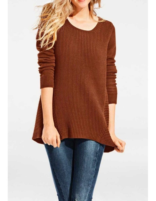Laisvo stiliaus rudas megztinis