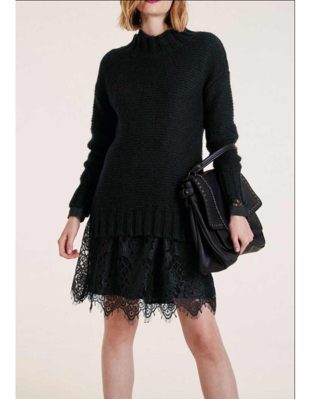 Juodas laisvo stiliaus megztinis su mohera