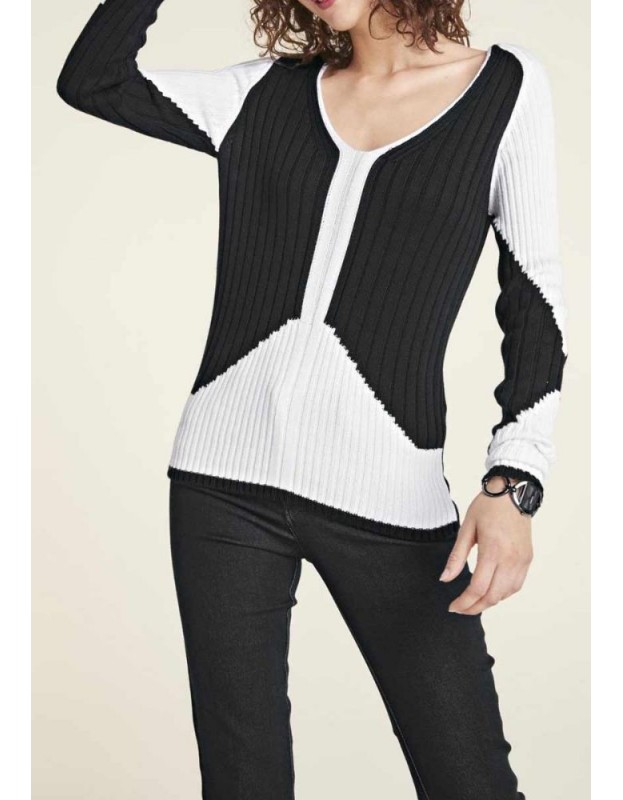 Baltai juodas megztinis