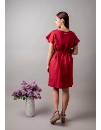 Raudona lininė suknelė