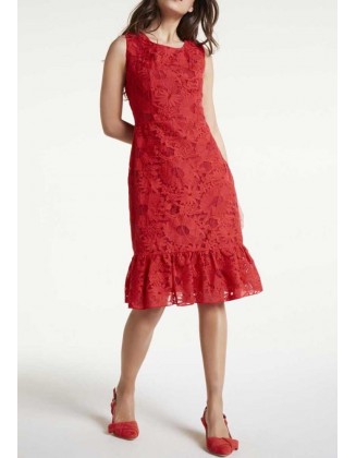 Raudona nėriniuota suknelė