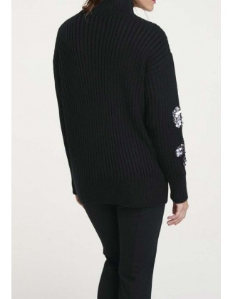 Žvyneliais siuvinėtas juodas megztinis
